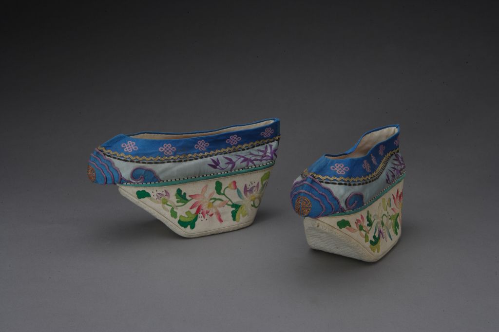 图片[1]-Moon White Satin Embroidered Bamboo Yuanbao Sole Shoes-China Archive